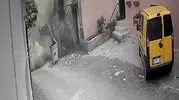 Adana'da sağanak yağış sonrası metruk bina büyük gürültüyle yıkıldı
