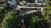 Hatay’da şiddetli yağış yolu çökertti beş araç toprak altında kaldı