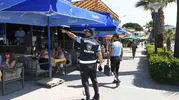 Kuşadası plajlarında yaya yolunu işgal eden işletmelere zabıta takibi