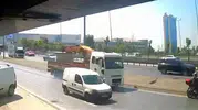 Avcılar'da motosiklete çarpan TIR dehşet saçtı
