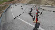 Ahlat Malazgirt yolunda zemin kaydı ulaşım durma noktasına geldi