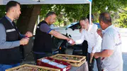 Düzce Belediyesi mezarlık ziyaretçilerini ikramlarla karşıladı