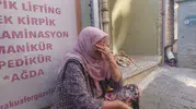 Pazarcı kadının bayramlık kazancını lafa tutarak çaldılar