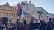 Genç yıldızdan anlamlı mesaj: Barcelona kutlamalarında Filistin bayrağıyla yürüdü