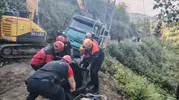 Rize’de hafriyat kamyonu uçuruma yuvarlandı Bir sürücü hayatını kaybetti
