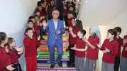 47 yıllık öğretmen okul koridorunda alkışlarla emekliliğe uğurlandı