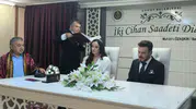 Polis çift nikaha ekip otosuyla giderek unutulmaz bir anı bıraktı