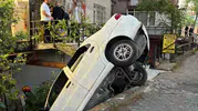 Beyoğlu'nda alkollü sürücü otomobiliyle binanın girişine uçtu