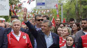 Özgür Özel 19 Mayıs kortejinde gençlere seslendi