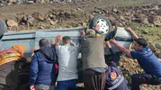 Siverek yolunda direksiyon hakimiyetini kaybeden sürücü şarampole uçtu