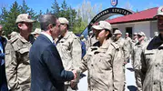 Erzurum Valisi saha görevindeki güvenlik güçleriyle bayramlaştı
