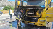 Antalya trafiğinde tırın dorsesi küle döndü