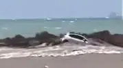 Hatay'da şiddetli yağış plajdaki aracı denize sürükledi