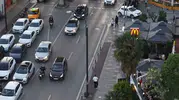 Kadıköy sahilde ters yöne giren sürücü dron kamerasından kaçamadı