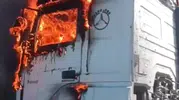 Hasdal yolunda seyir halindeki TIR küle döndü