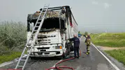Ankara yolunda alev alan tır trafiği kilitledi