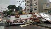 Manisa'da fırtına binanın çatısını yola uçurdu