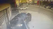 İzmit'te kontrolden çıkan otomobil iş yerine girdi