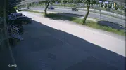 İnegöl yolunda tehlikeli anlar Kamyonetten yola ağır kafes düştü