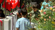 Edirnekapı Şehitliği'nde bayram sabahı duygusal anlar yaşandı