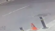 Şişli'de motosiklet yayaya çarptı O anlar kameraya yansıdı