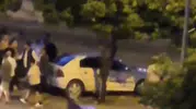 Adana Mavi Bulvar üzerinde otomobil kanala asılı kaldı
