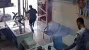 Tamir edilen telefon bataryası dükkanın ortasında alev aldı