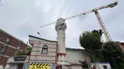 Fatih’te tarihi caminin minaresi inşaat vincinin çarpmasıyla devrildi