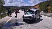 Yozgat yolunda kontrolünü kaybeden araç bariyerlere girdi