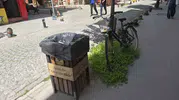 Eskişehir sokaklarında çöp kutusu varken bisiklet sepeti tercih edildi