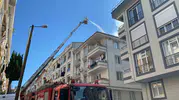 Küçükçekmece'de bir apartmanın çatısı alevlere teslim oldu