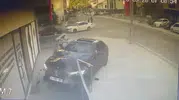 İzmit'te kontrolden çıkan otomobil iş merkezine daldı