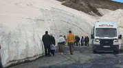 Bitlis Nemrut yolunda yazın ortasında dev kar tünelleri