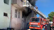 Yalvaçta ahşap evde mahsur kalan 6 kişi itfaiye merdiveniyle kurtarıldı