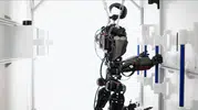Uzay istasyonları için geliştirilen dört kollu robot Helios tanıtıldı