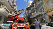 Aydın’da dar merdiven engeline itfaiye yardımıyla çözüm bulundu