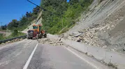 Kastamonu’da dev kaya parçaları yolu trafiğe kapattı