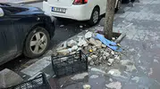 Küçükçekmece’de binanın dış cephesi sokağa uçtu