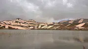 Antalya sahilleri yanarken Torosların zirvesi karlar altında kaldı