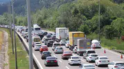 Tatilden dönenler Bolu geçişinde trafiğe takıldı