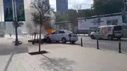 Mecidiyeköy’de el freni unutulan otomobil alevlere teslim oldu