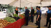 Mersin Akdeniz pazarında etiket ve tartı mesaisi
