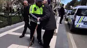 Bingöl’de yaşlı adamın polise teşekkür şekli herkesi gülümsetti