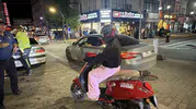Ehliyetini alan sürücü polislere erik ikram etti