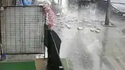 Küçükçekmece'de bir binanın dış cephesi sokağa döküldü