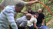 Sakarya ormanlarında kayalıklara düşen kişi zor anlar yaşadı