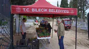 Bilecik’te bayram sabahı mezarlık ziyaretlerine çiçekli dokunuş