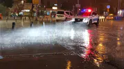 İzmir’de aniden bastıran sağanak günlük hayatı felç etti