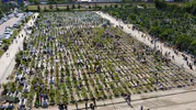 Batmanlılar arife sabahında yakınlarını anmak için mezarlıklara koştu