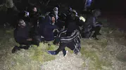 Çeşme kıyılarında gece operasyonu 29 kaçak göçmen yakalandı